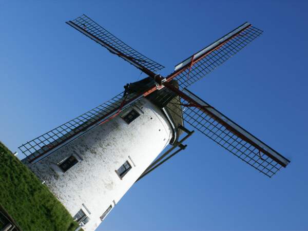 Moulin à vent le long du canal Bruges-Damme, en Belgique.