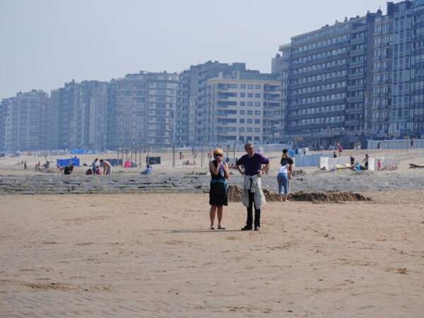 Couple de touristes sur la plage de Middelkerke, en Belgique