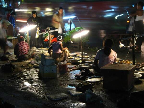 Aperçu d'un marché photographié de nuit à Rangoon, en Birmanie. 