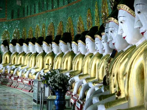Les 45 bouddhas du temple d'Umin Thounzeh, en Birmanie. 