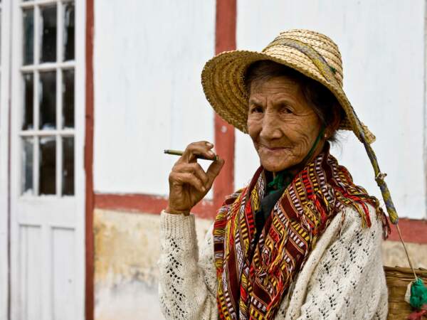 La fumeuse de cheeroot, en Birmanie