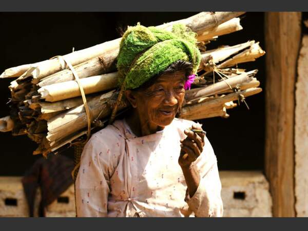 Pause cigare pour cette femme âgée du village de In Dein, en Birmanie.