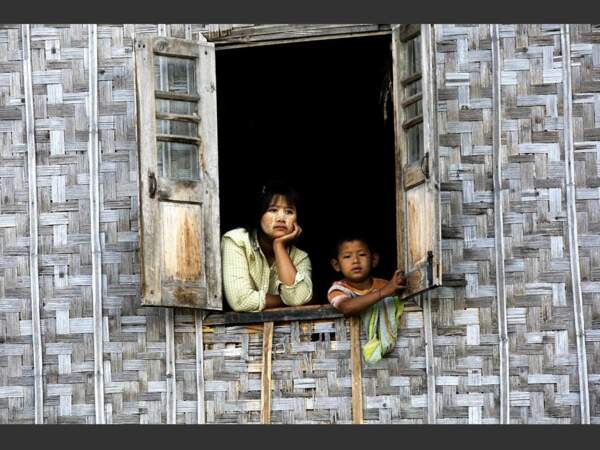 Des habitants du village Nga Hpe Chaung, en Birmanie.