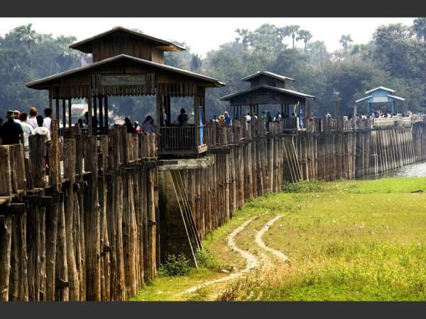 Le pont en teck U Bein fut construit à partir des ruines du palais royal d’Inwa, en Birmanie.