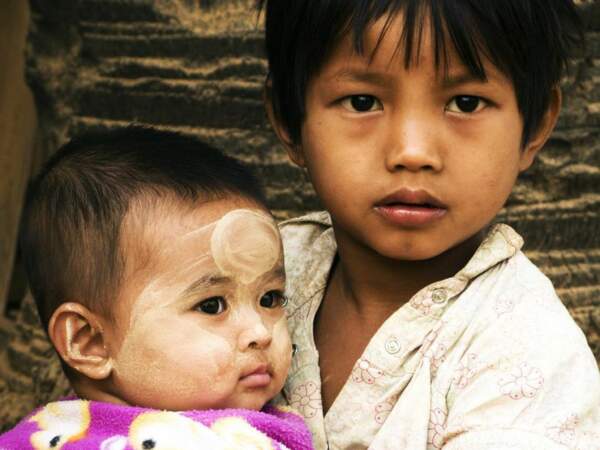 En Birmanie, femmes et enfants utilisent le thanaka, une pâte végétale, pour se protéger du soleil tout en restant coquets.