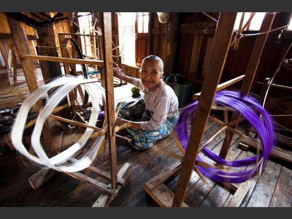 Une vieille femme travaille sur son métier à tisser, dans le village de In Paw Khone, en Birmanie.