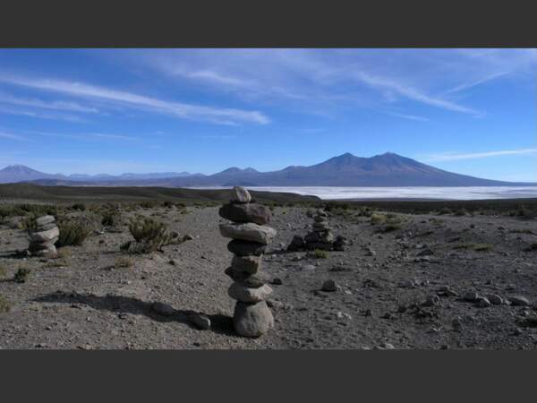 Des cairns près du salar d'Uyuni, en Bolivie.