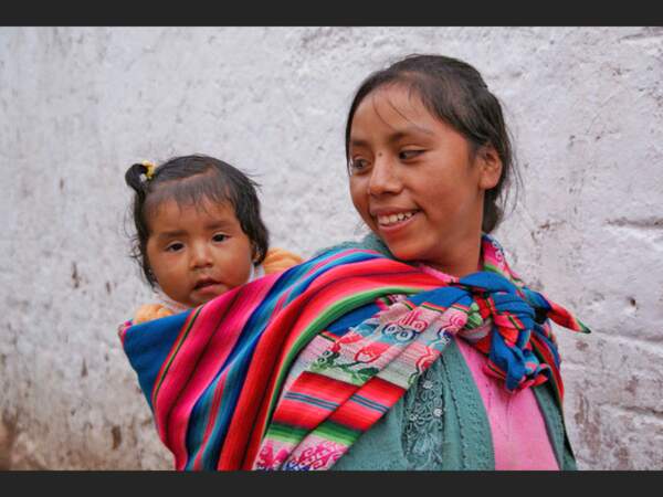 Une mère et sa fille dans la région de Cuzco, au Pérou