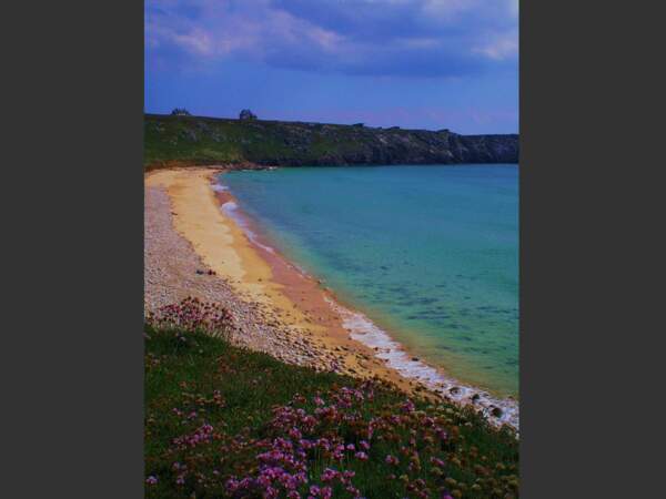 Baignade interdite au bord de la plage de Pen Hat, sur la presqu'île de Crozon, dans le Finistère.