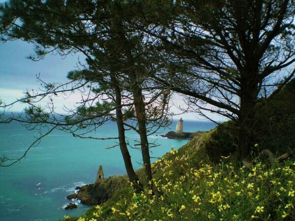 Au sud de Plouzané, dans le Finistère, la pointe du Petit Minou possède un phare qui marque l'entrée en rade de Brest.