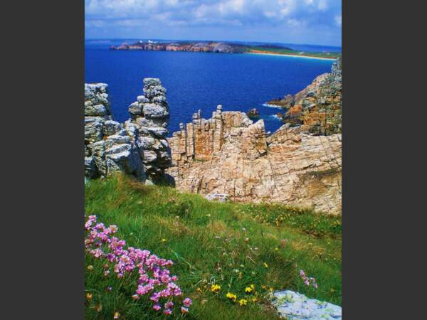 Située sur la presqu'île de Crozon, dans le Finistère, la pointe de Pen-Hir et ses falaises séduisent les visiteurs.