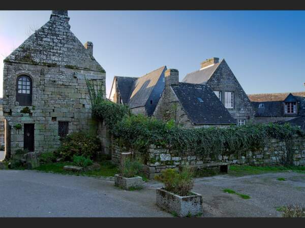 La commune médiévale de Locronan vit principalement du tourisme (Finistère, Bretagne).