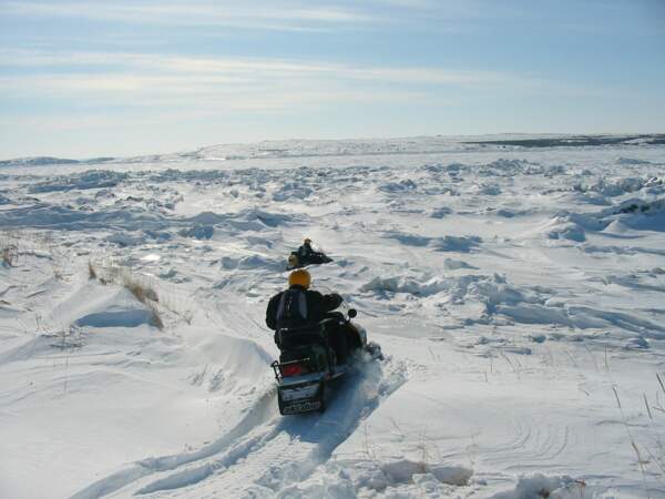 Traversée d’un cours d’eau gelé dans le Nunavik, au Québec