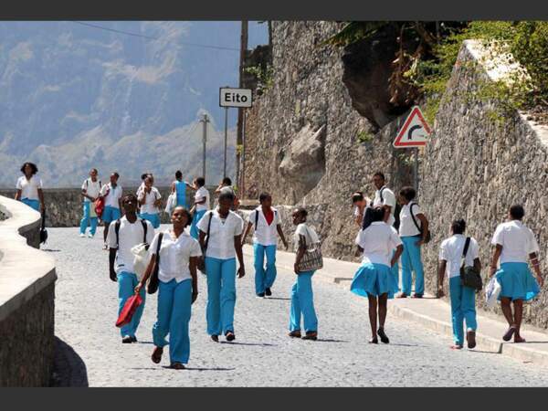 La sortie des classes à Eito, sur l'île de Santo Antão, au Cap-Vert.