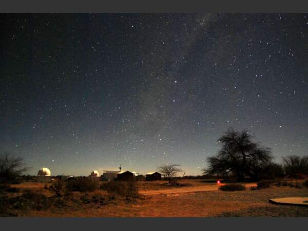 Vue du ciel étoilé depuis le désert d'Atacama, au Chili.