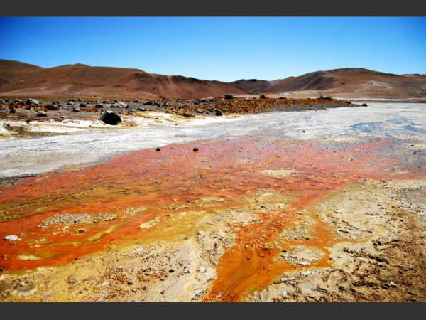 Dans la région d'Antofagasta, au Chili, la terre volcanique se teinte de couleurs chaudes.