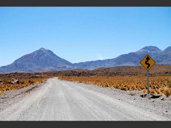 Route traversant le désert d'Atacama, au Chili.