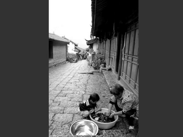 Une grand-mère et son petit-fils dans une rue de Lijiang, en Chine.