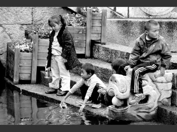 Un groupe d'enfants à Lijiang, dans le Yunnan, en Chine.
