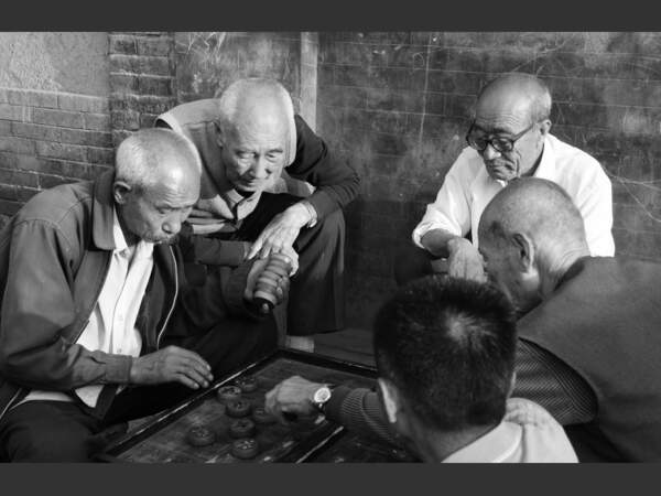 Des joueurs d'échecs dans la vieille ville de Pingyao, en Chine.