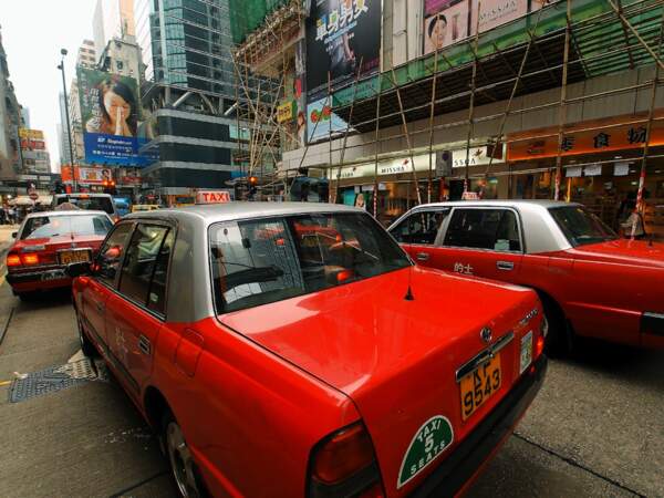 File de taxis dans une rue de Hong Kong, en Chine