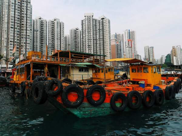 Restaurants flottants dans le port d’Aberdeen, sur l’île principale de Hong Kong, en Chine