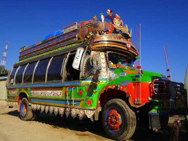 Bus multicolore dans les montagnes du nord du Pakistan