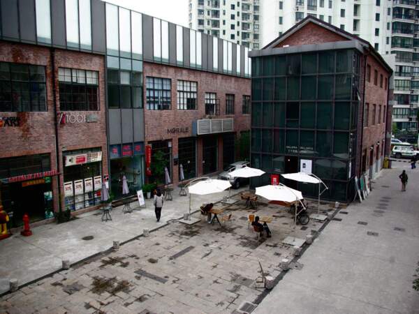 Entrepôts réhabilités en galeries d’art dans le quartier de Suzhou Creek à Shanghai, en Chine
