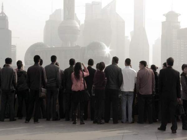 Touristes chinois en face des tours de Pudong à Shanghai, en Chine
