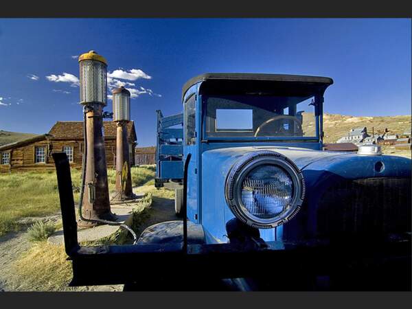 Station essence abandonnée dans le village fantôme de Bodie, en Californie (Etats-Unis).