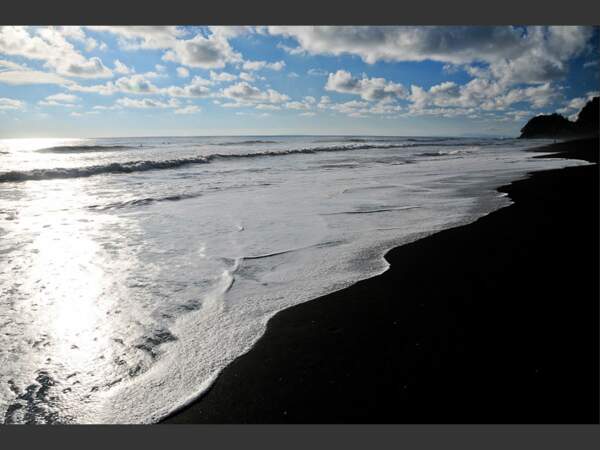 Plage de sable noir, sur la côte pacifique du Costa Rica