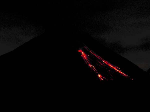 La lave dévale les flancs de l'Arenal, l'un des cinq volcans actifs du Costa Rica