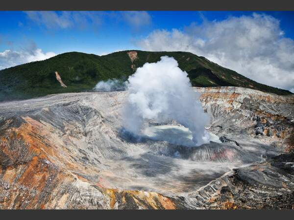 Le volcan Poás, au Costa Rica, crache sa fumée