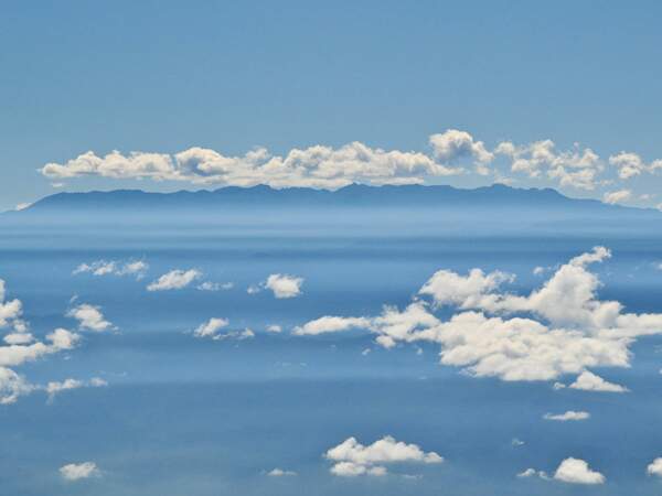 Ciel nuageux sur les montagnes, vues du volcan Turrialba, au Costa Rica