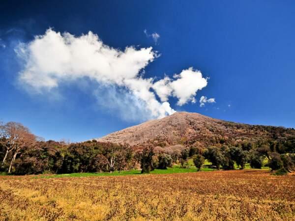 Au Costa Rica, le volcan Turrialba fume