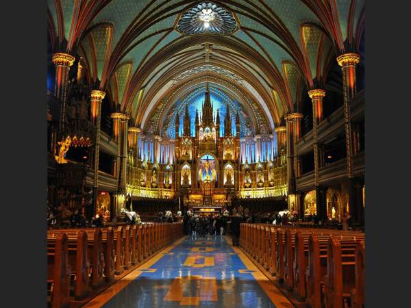 La nef de la basilique Notre-Dame de Montréal, à Montréal, au Canada.