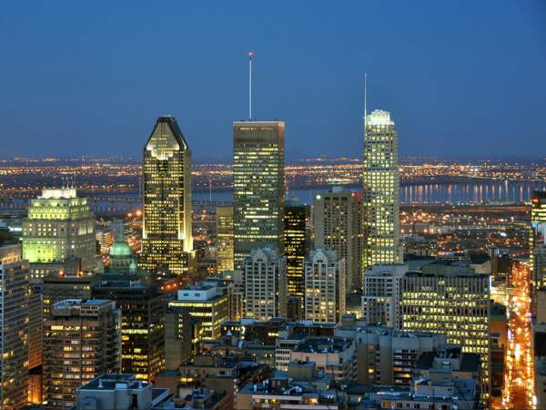 Vue du centre-ville de Montréal depuis le parc du Mont-Royal, au Canada.  