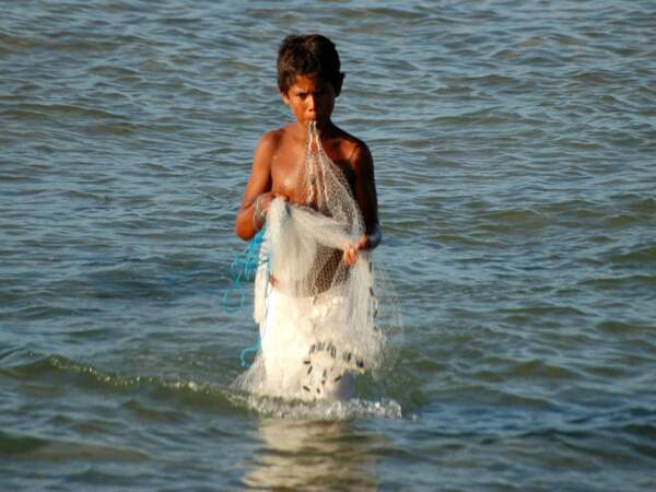Jeune pêcheur à Itacaré, au Brésil