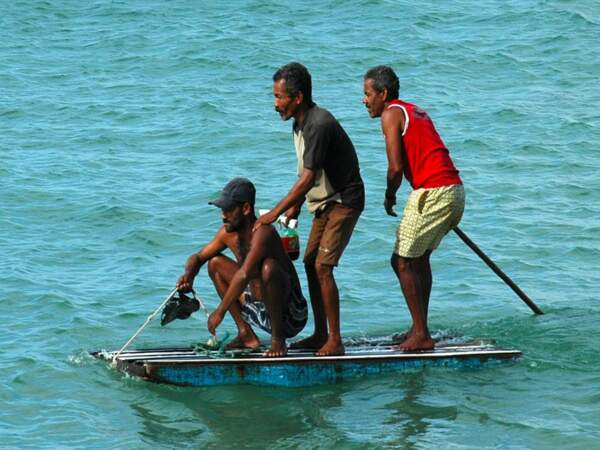 Pêcheurs en équilibre à Porto de Galinhas, dans la région du Pernambuco, au Brésil