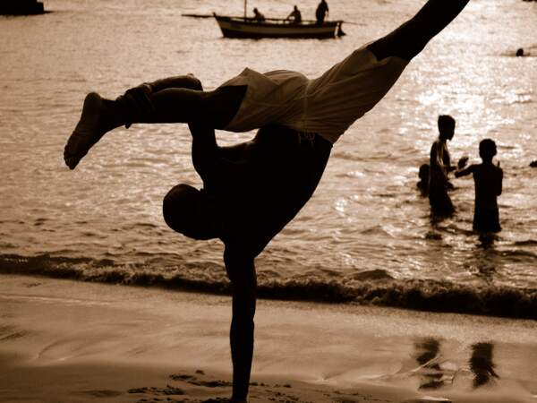 Séance de capoeira sur la plage de Salvador de Bahia, au Brésil