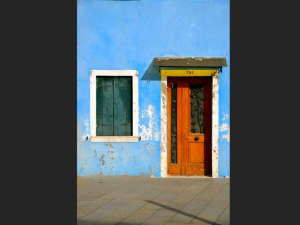 Une petite porte défraîchie à Burano, dans la lagune de Venise, en Italie