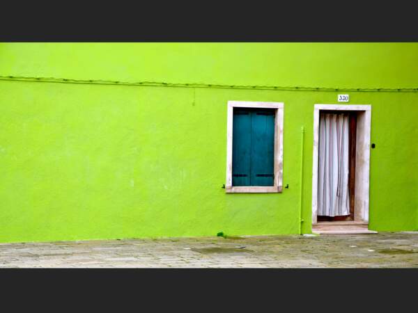 Une façade d'un vert printanier à Burano, dans la lagune de Venise, en Italie