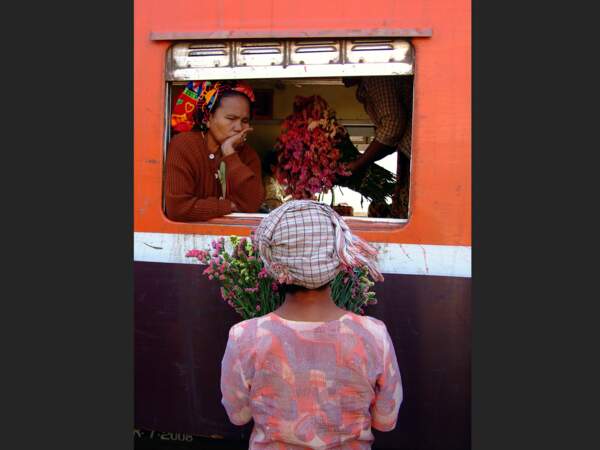 Vendeuses de fleurs en Birmanie