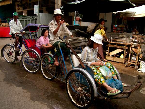 En pousse-pousse à Phnom Penh, au Cambodge