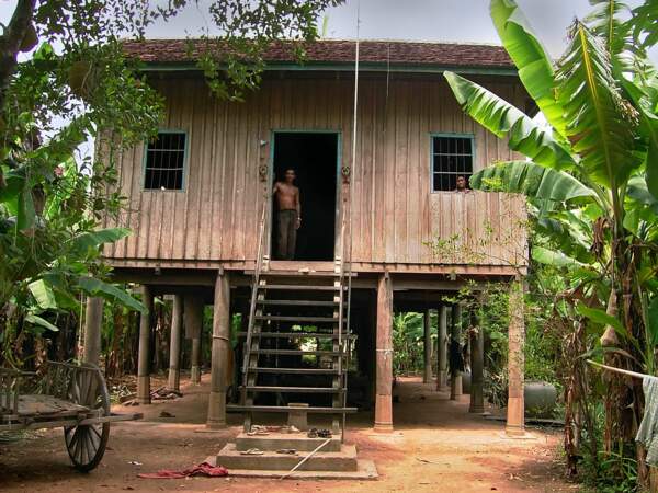 Maison sur pilotis au Cambodge