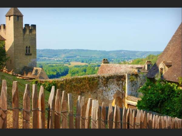 A Beynac-et-Cazenac, une forteresse médiévale surplombe les paysages du Périgord noir (Dordogne, Aquitaine).