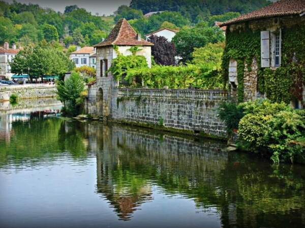 Le village de Brantôme, baigné par la Dronne, est surnommé « la Venise du Périgord » (Dordogne, Aquitaine).