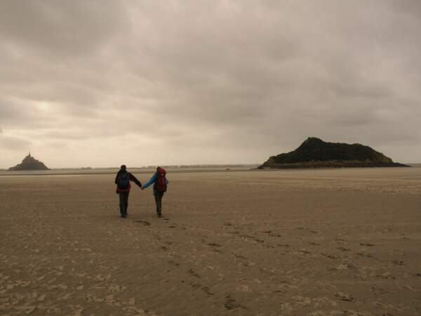 Laurent et Aurélie marchent dans la baie du Mont-Saint-Michel, dans la Manche, en Basse-Normandie