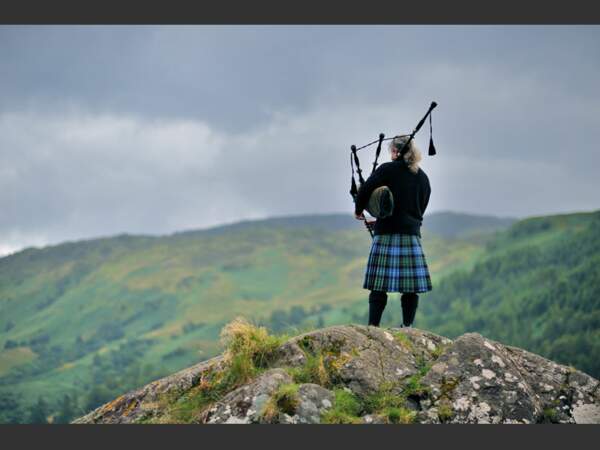Dans les Highlands, un joueur de cornemuse, l’instrument de musique emblématique de l’Ecosse.