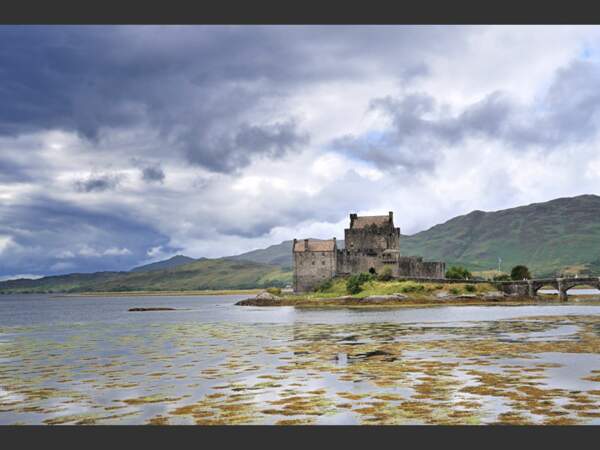Construit et reconstruit plusieurs fois au cours de son histoire, le château d’Eilean Donan jouit d’un cadre naturel exceptionnel en Ecosse.